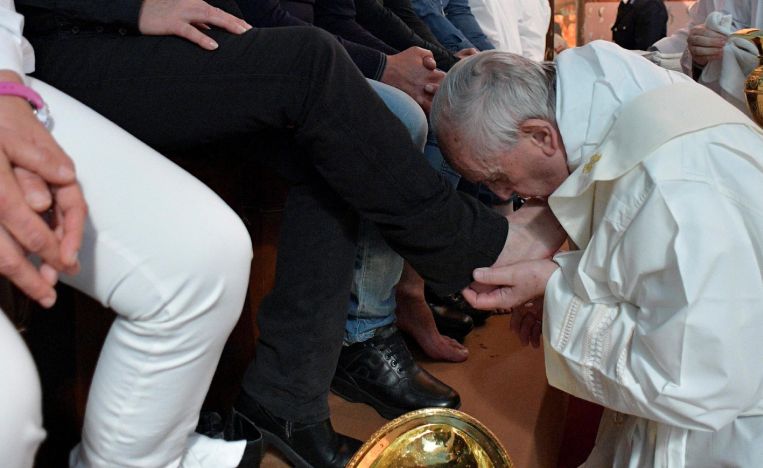 El papa lavó los pies a 12 presos y les animó a ayudarse los unos a los otros