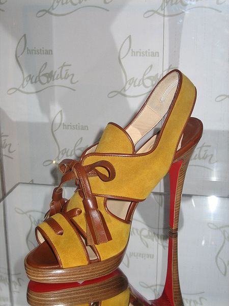 Louboutin demanda a Yves Saint Laurent por copiar su suela roja