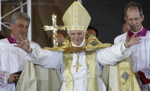 El actual cardenal Konrad, a la izquierda de Benedicto