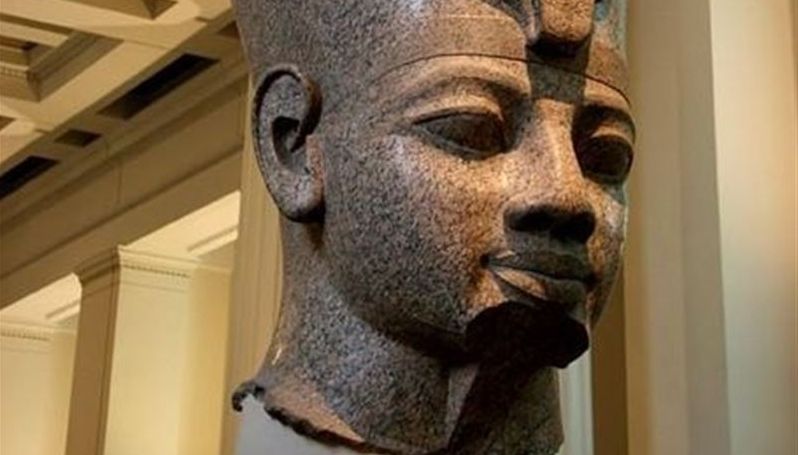 Quién fue el padre de Tutankamón? 