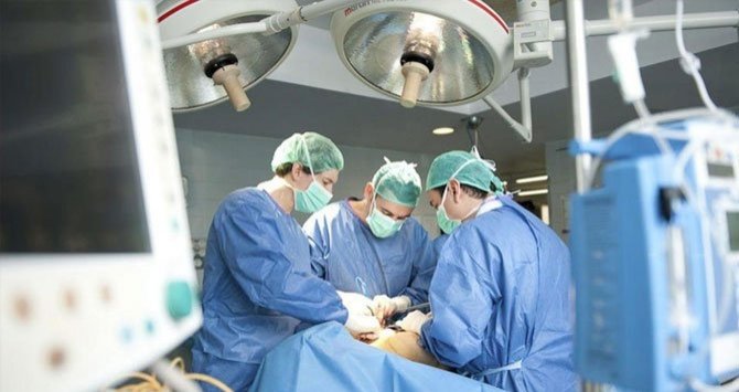 Agredido un cirujano por familiares de una paciente fallecida en el quirófano