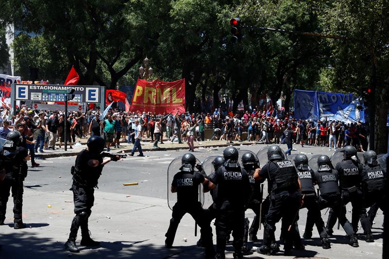 Протесты в аргентине. Протесты в Аргентине 2000. Буэнос Айрес нацисты. Пенсии в Аргентине.