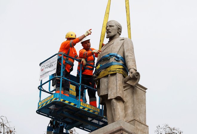 El Ayuntamiento de Barcelona retira la estatua de Antonio ...