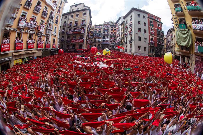 Pamplona da la bienvenida a San Fermín con el tradicional 'chupinazo