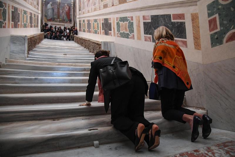 Resultado de imagen para El Vaticano exhibe la escalera de mÃ¡rmol que subiÃ³ JesÃºs para ser juzgado por Poncio Pilatos