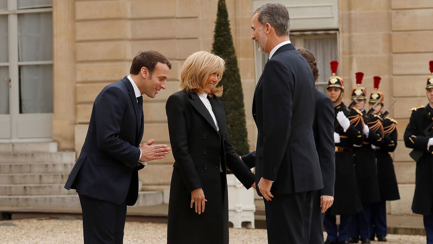 Macron Y Su Esposa Reciben A Los Reyes En El Eliseo Sin Estrecharse La Mano Por El Coronavirus Republica Com