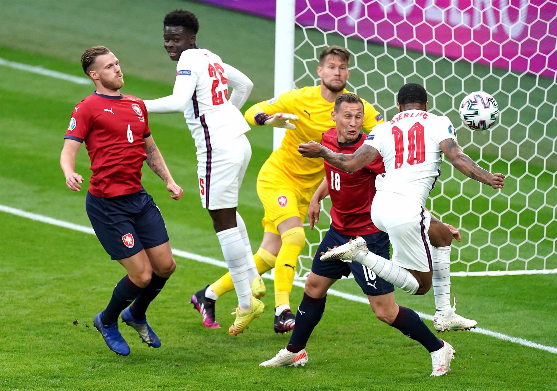 England won. Португалия Англия евро 2000. Ирландия Чехия 1960 Чемпионат Европы. England game score. Czech Republic Football.