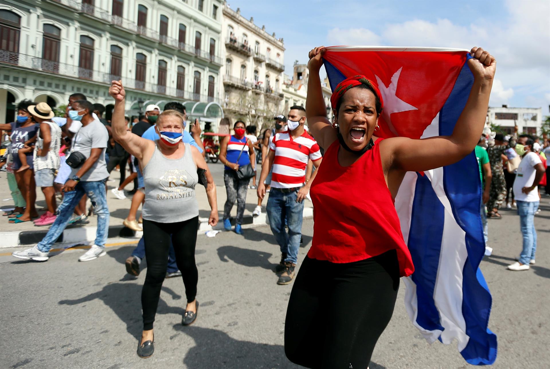 Miles de cubanos toman las calles contra el Gobierno, que llama a