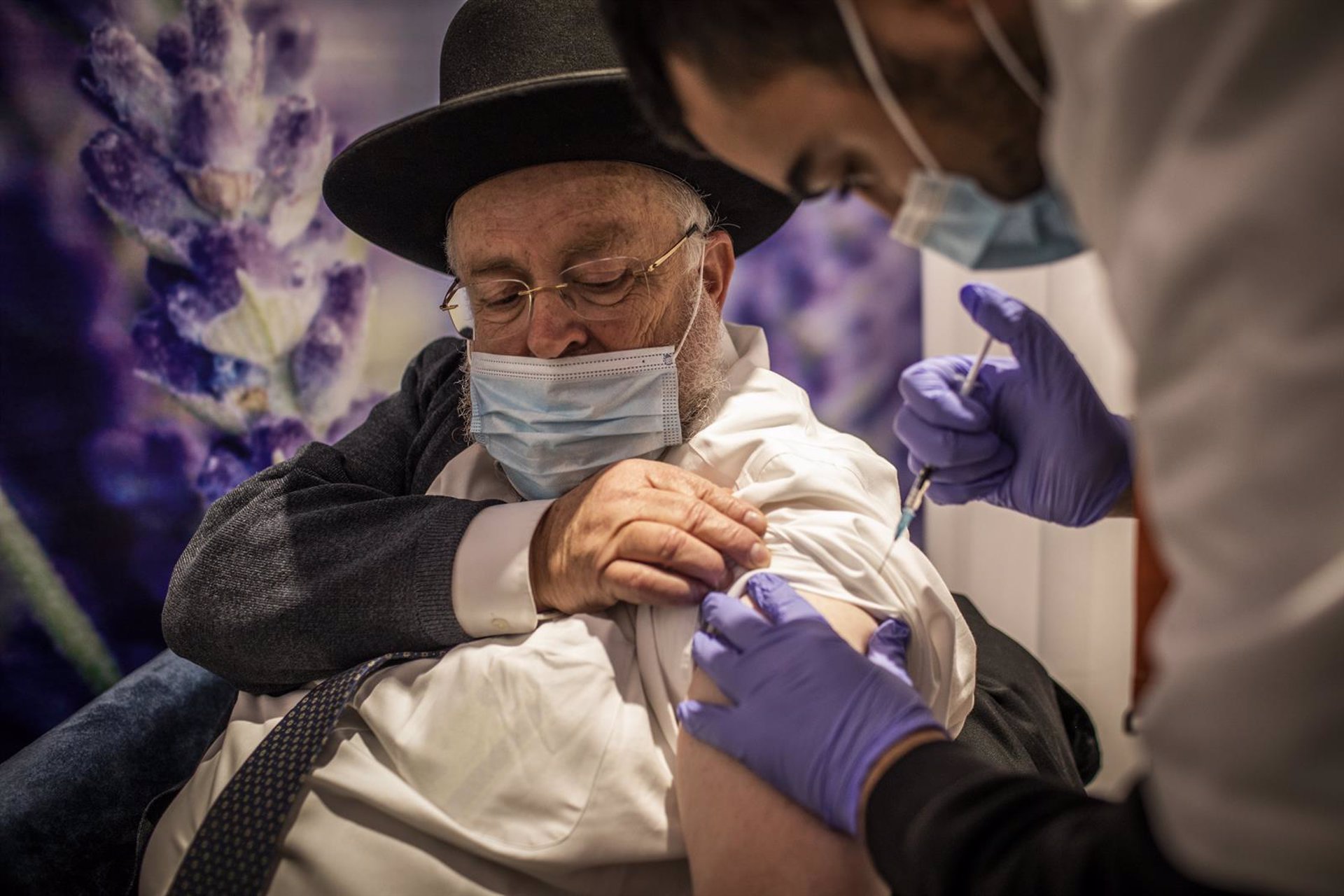 Israel aprueba administrar la cuarta dosis a mayores de 60 años y personal sanitario