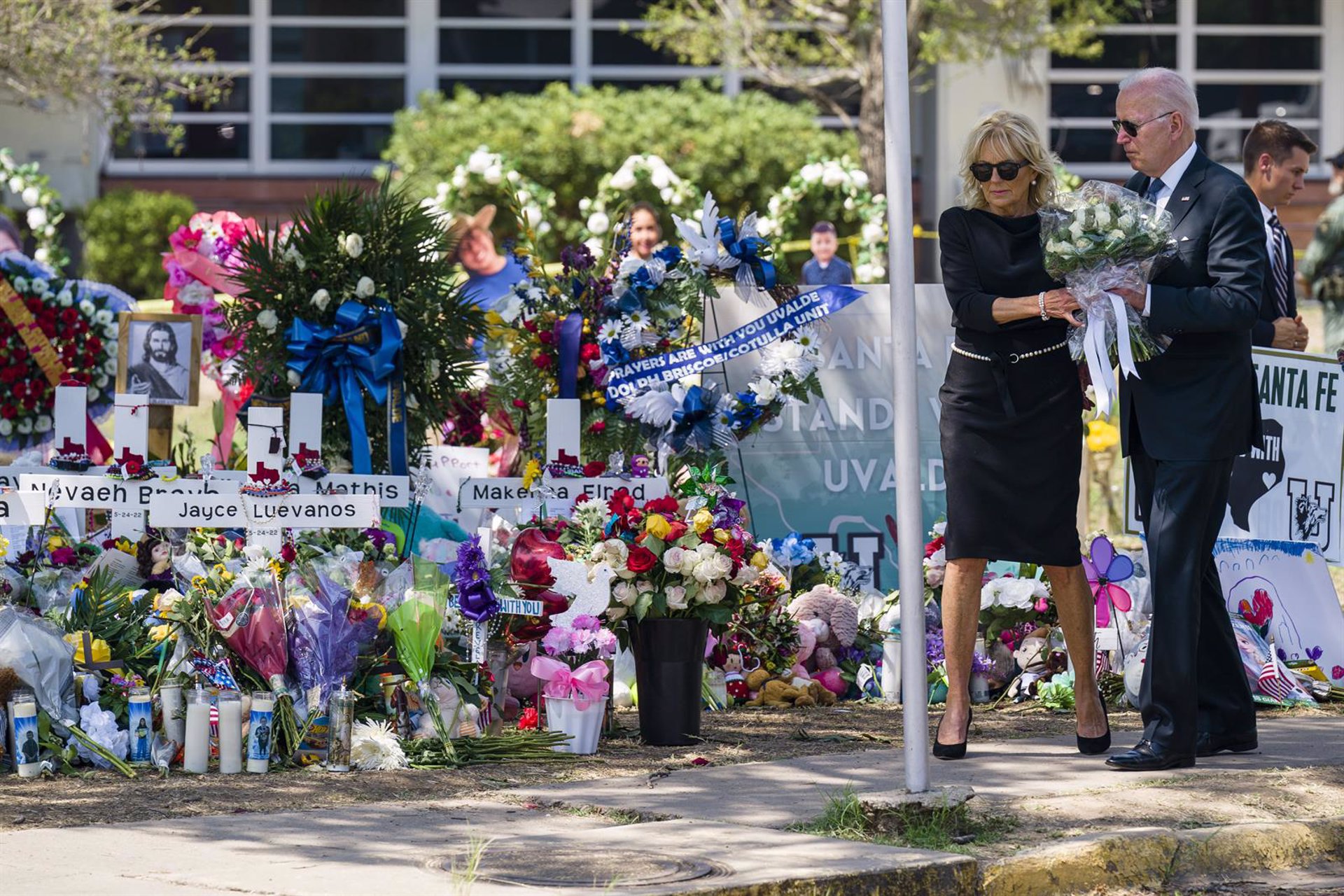 Los Biden visitan el colegio de Uvalde en el que fueron asesinadas 21 personas