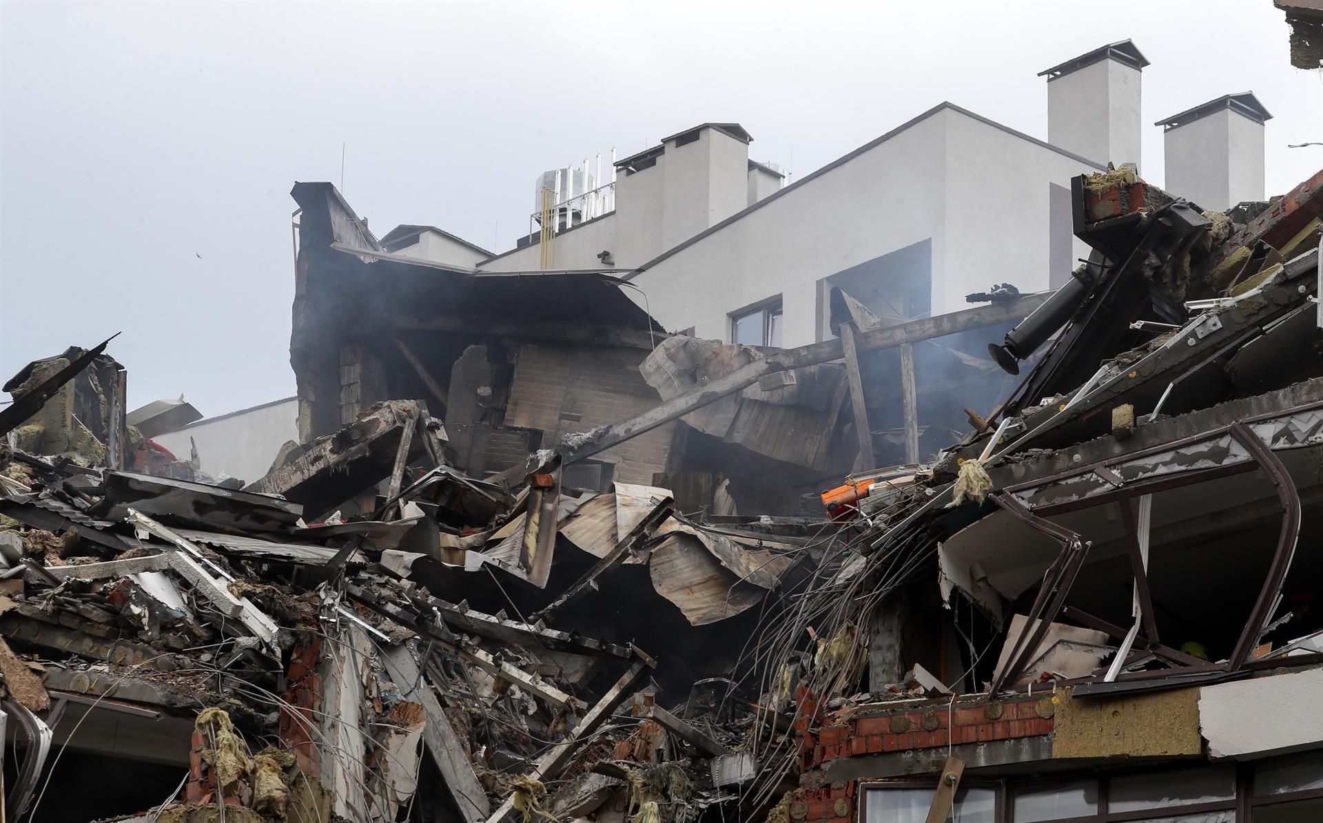 Un edificio residencial dañado tras los ataques aéreos rusos en Kiev denunciados por Biden