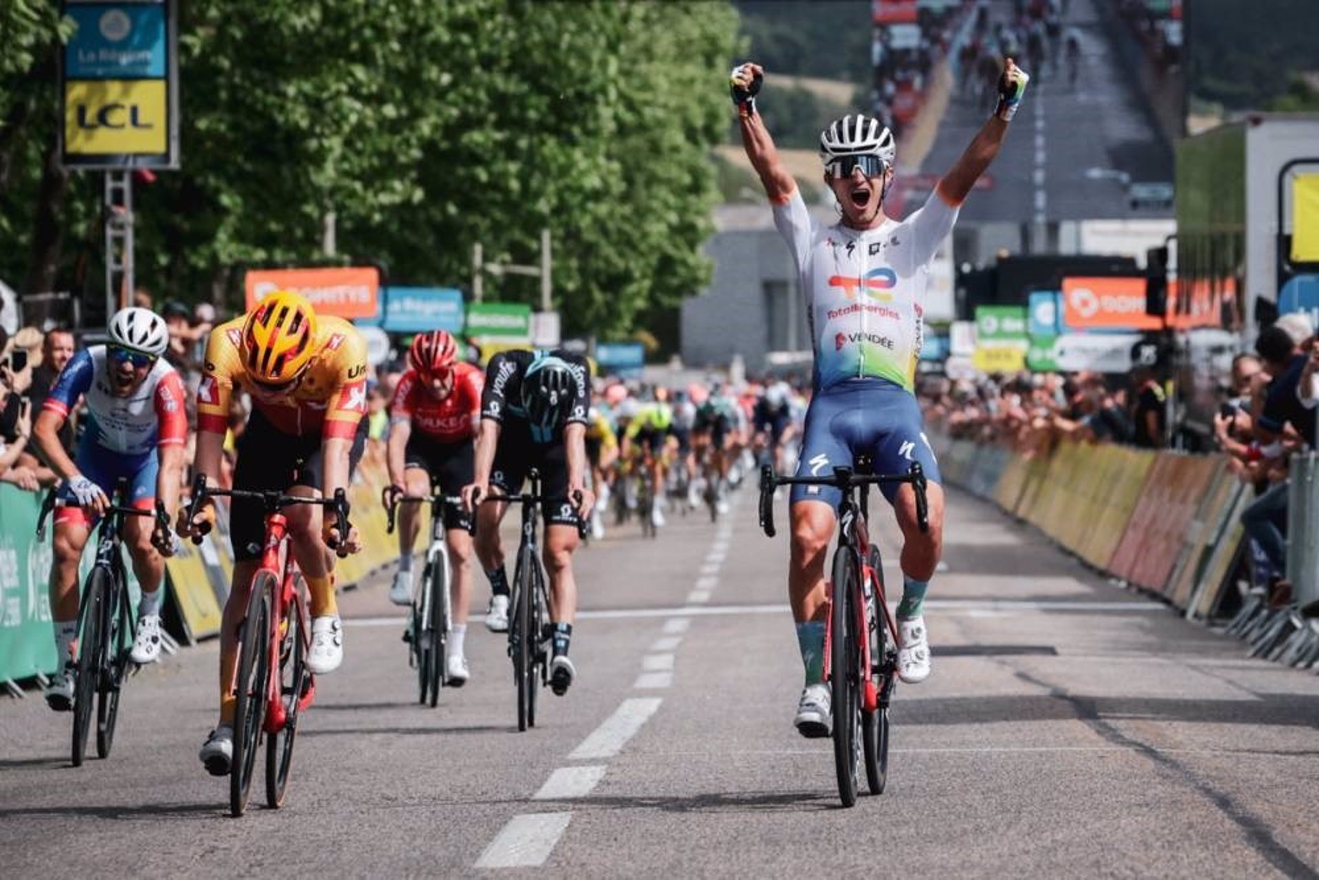 El francés Vuillermoz (TotalEnergies) celebra su triunfo en la segunda etapa del Dauphiné Liberé de 2022.