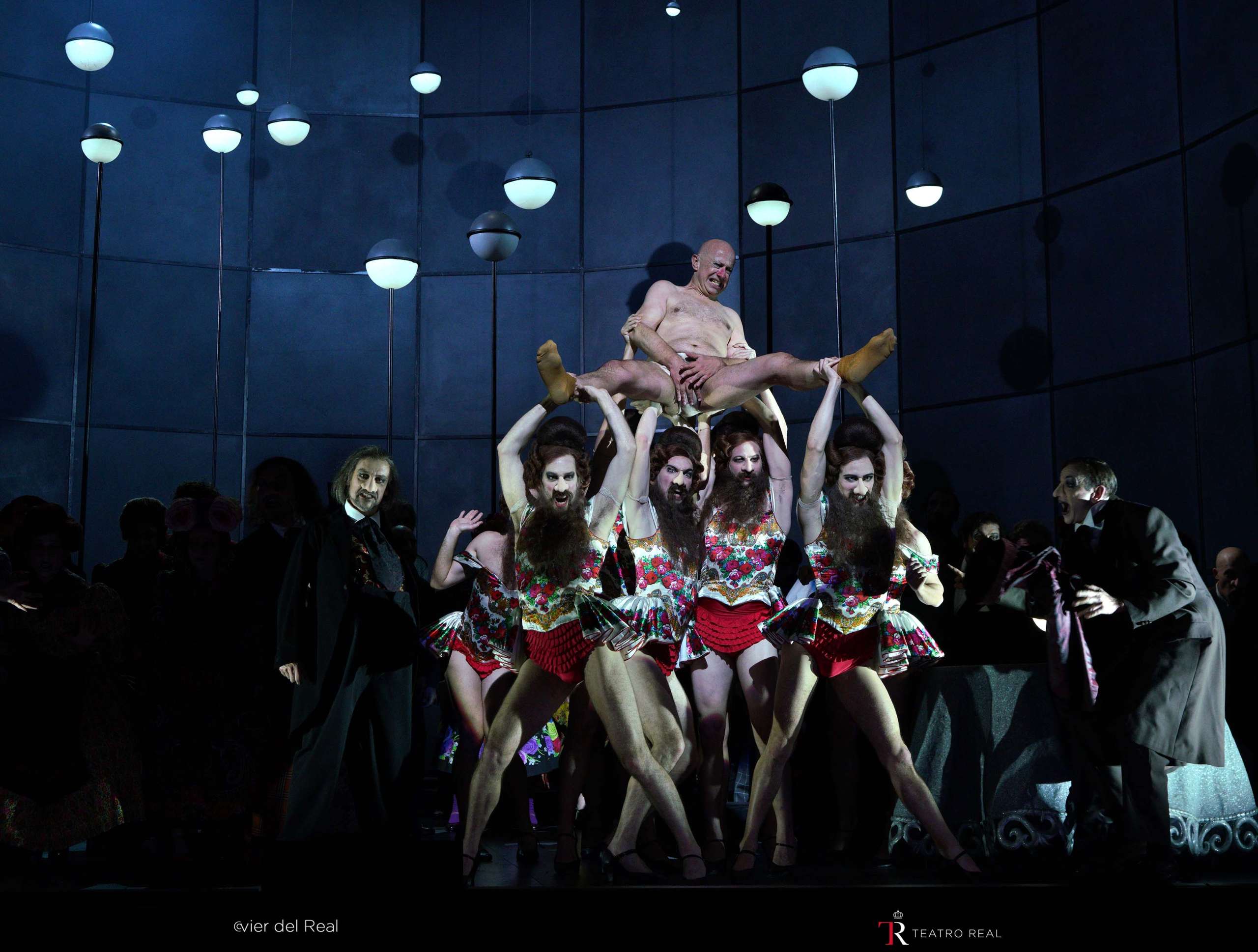 Escena de la ópera 'La Nariz' que se representa en el Teatro Real. JAVIER DEL REAL