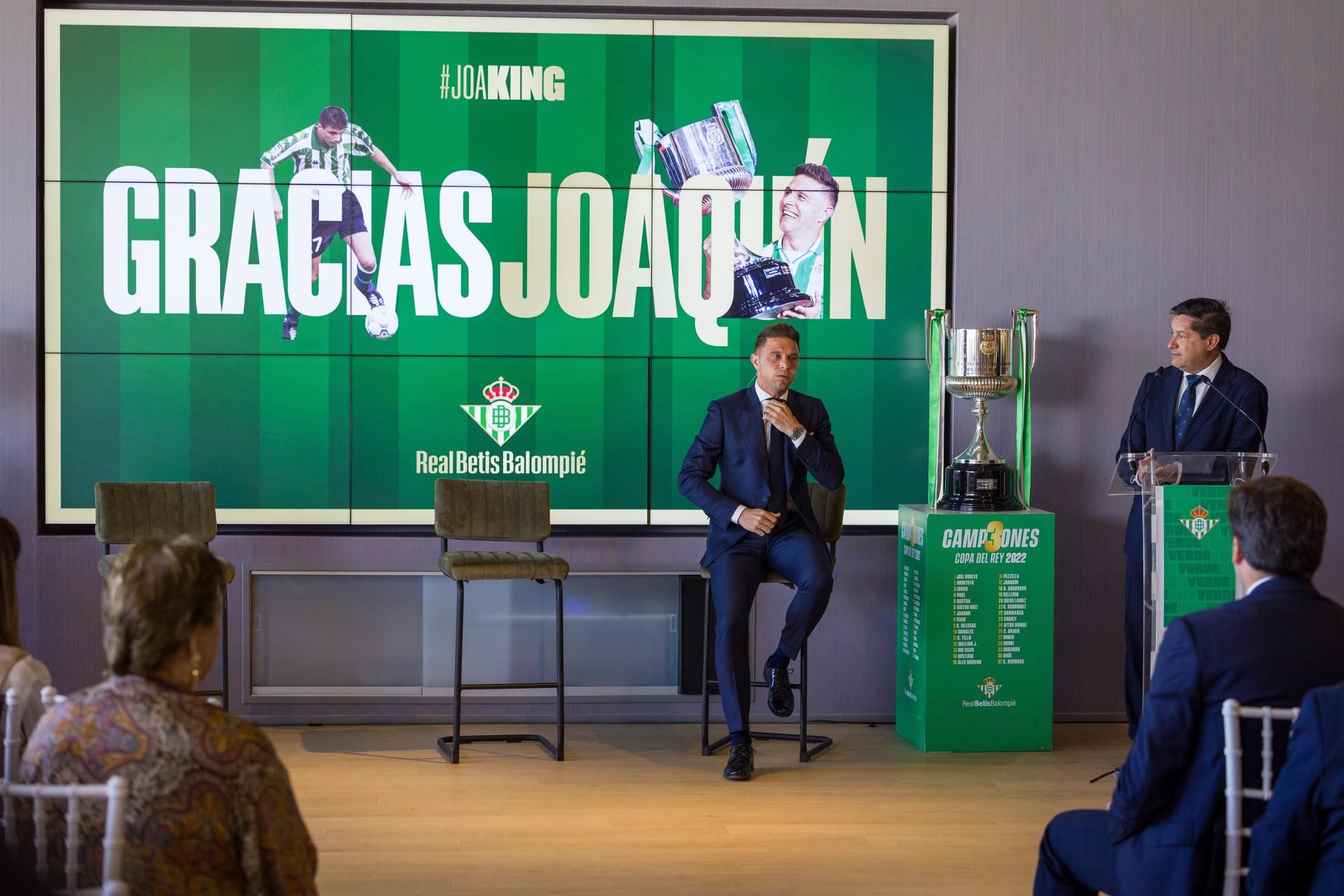 El capitán del Real Betis, Joaquín Sánchez, emocionado en el acto de despedida.