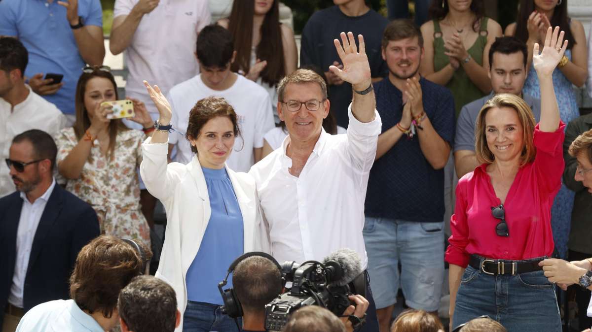 El-lider-del-PP-Alberto-Nunez-Feijoo-acompanado-por-Isabel-Diaz-Ayuso-y-la-secretaria-general-del-partido-Cuca-Gamarra-este-domingo-en-Madrid-1200x674.jpg