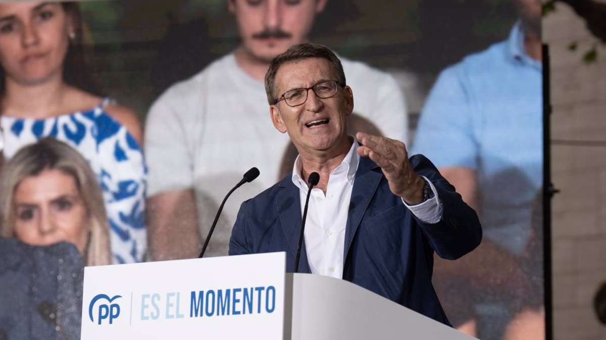 El presidente del PP y candidato a la Presidencia del Gobierno, Alberto Núñez Feijóo, en el acto de inicio de la campaña, junto al Ayuntamiento Castelldefels.