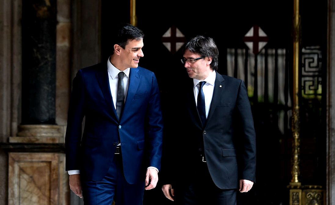 Pedro Sánchez junto a Carles Puigdemont en una reunión en 2016.