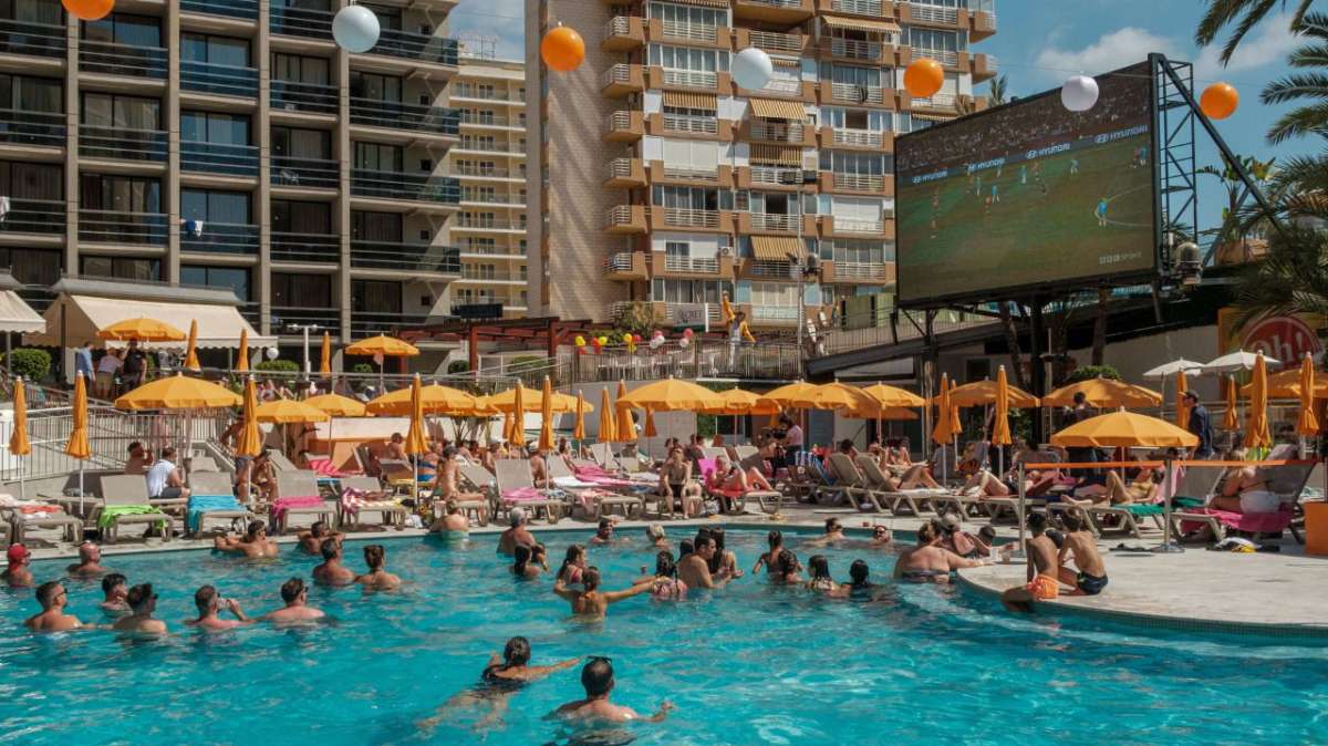 Irlanda y Reino Unido alertan de un parásito intestinal en piscinas españolas tras el contagio de cientos de turistas